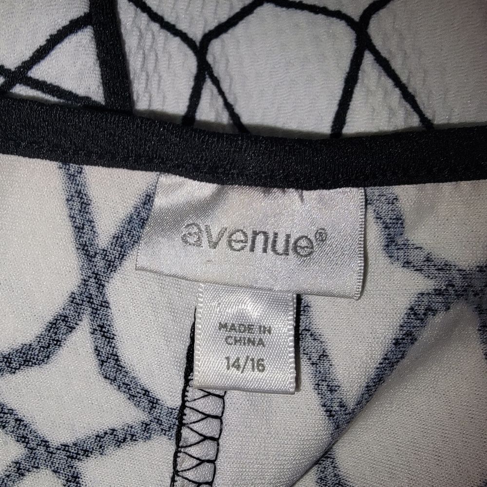 Avenue textured geometric print black & white dress size 14/16 - Picture 8 of 9